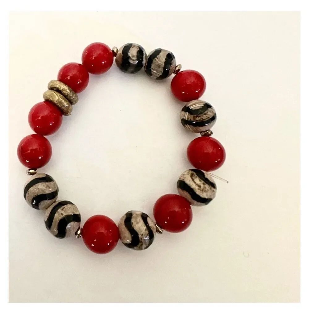 Black whiteโand red agate and howlite stretchy bracelet